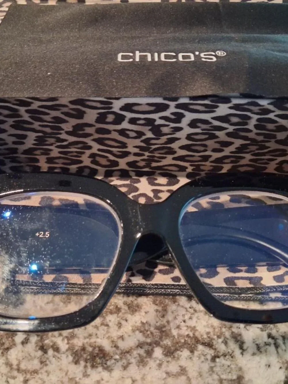 Chico's  2.50 Black Matte Square Readers with case